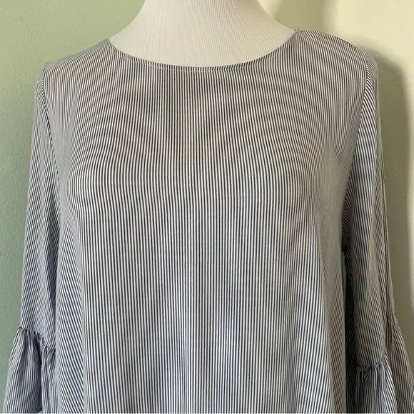 Simply Vera Wang Women’s Asymmetrical Blue Striped Blouse Size M - Picture 3 of 13